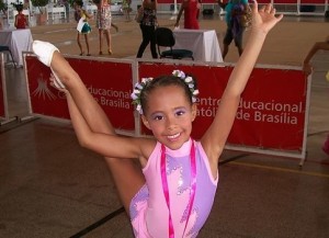 Ana Luiza iniciou o esporte no CECB, aos três anos de idade, e hoje integra a equipe de ginástica rítmica do clube Cassab.