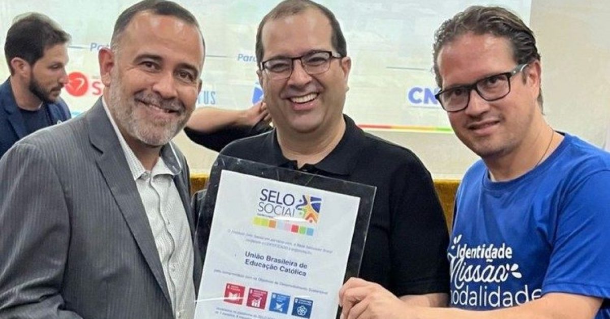 Da esquerda para a direita, Joaquim Alberto Andrade Silva, coordenador de Pastoralidade do Grupo UBEC; Padre Sérgio, da rede Salesiana Brasil; e Ednaldo Jardel Andrade Santana, analista de Pastoralidade do Grupo UBEC.